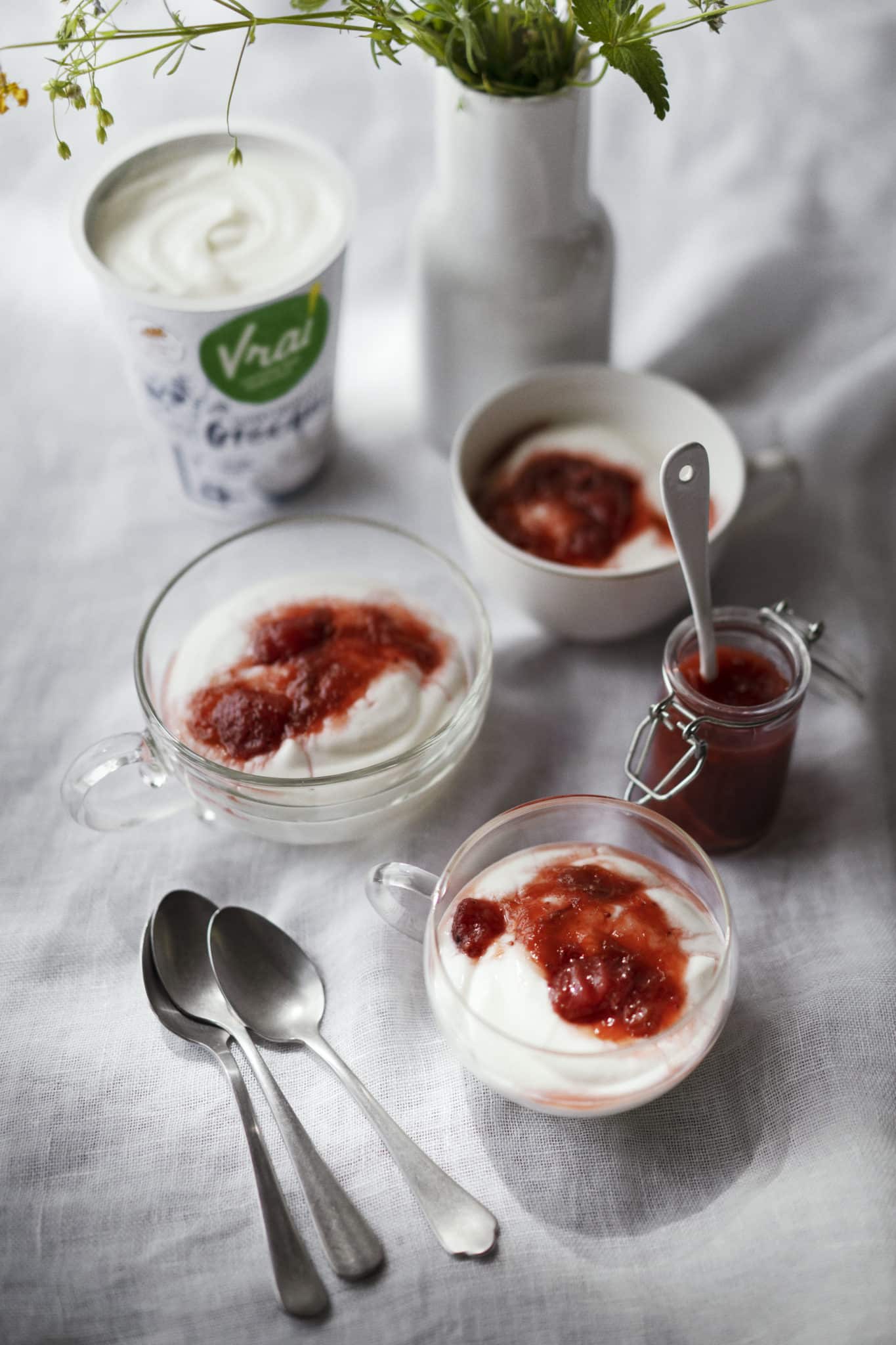 Recette mousse de yaourt à la grecque nature et sa compotée fraise